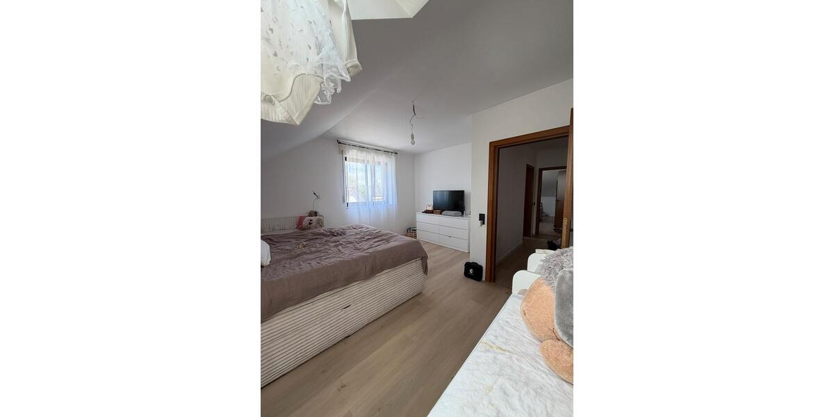 Dachgeschoßwohnung Dortmund Hombruch - 3.5 Zimmer, 150 m&sup2;, 1.800&euro; | Angebot:26665401