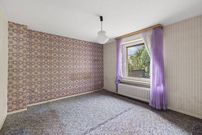 Doppelhaushälfte für bis zu 2 Familien mit großem Grundstück in ruhigem Wohnumfeld.