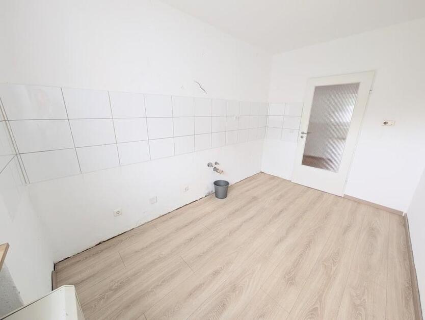 **Einziehen und wohlfühlen! +Balkon + modernes Tageslichtbad +Laminat +Gäste-WC** zimmer
