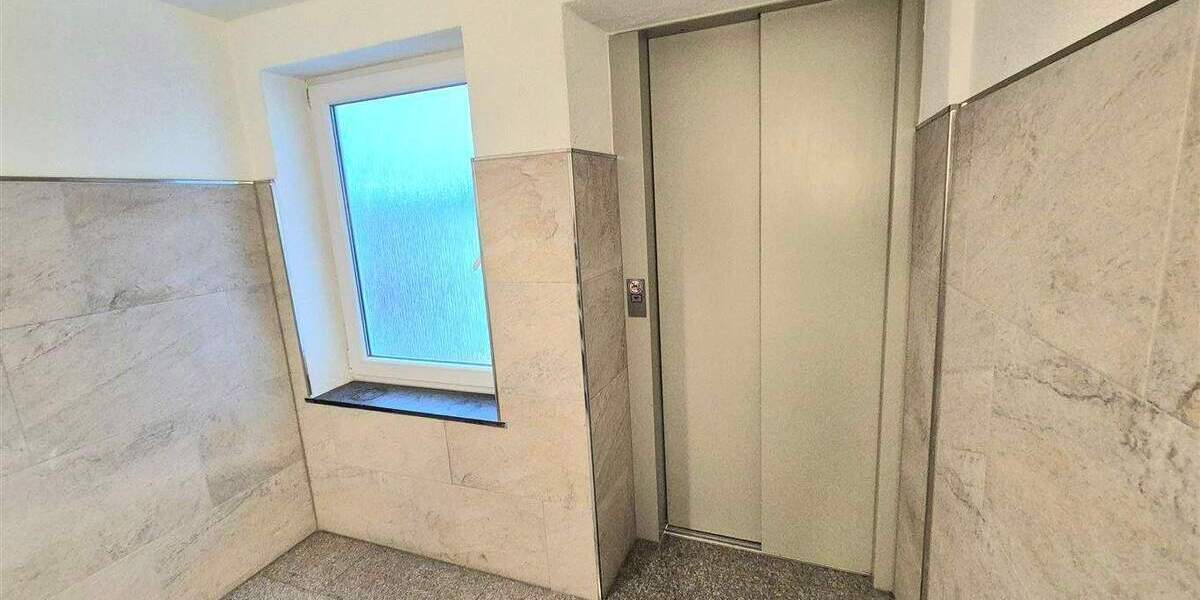 Attraktives Investorenobjekt: Wohn- und Geschäftshaus mit 15 Einheiten, Büro & Restaurant 4 zimmer