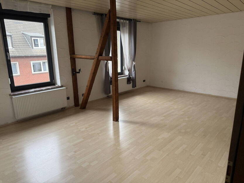 2 große Wohnungen und Geschäftseinheit