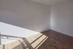Helles 2-Zimmer-Apartment + Loggia, renoviert, offener Kochbereich, Wannenbad, neuer Boden, Aufzug