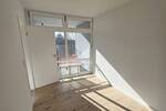 Helles 2-Zimmer-Apartment + Loggia, renoviert, offener Kochbereich, Wannenbad, neuer Boden, Aufzug