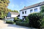 Sonniger Ausblick am Rheindeich: DHH mit großem Grundstück, Wirtschaftsanbau, Garage, Stellplatz