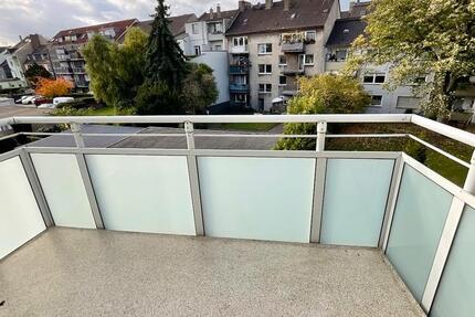 Frisch renovierte 2-Zimmer-Wohnung mit Balkon! zimmer
