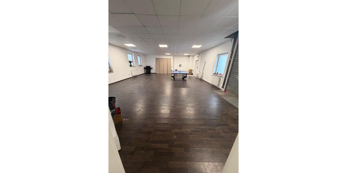 Lagerfläche mit Büroräumen – ca. 150–160 m² zimmer