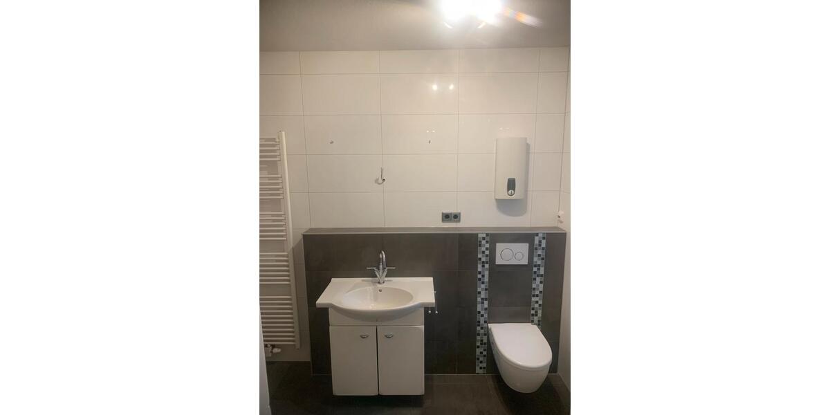 Helle Zweieinhalbzimmer-Wohnung im 1. OG mit 64 m2 2 zimmer