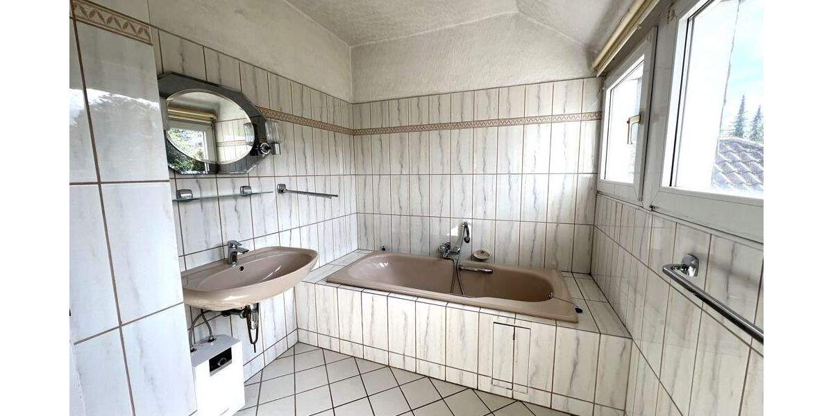 Doppelhaushälfte mit 4 Zi. + Garage auf weitläufigem Gartengrundstück in Dortmund Brackel 5 zimmer