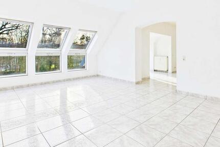 Stilvoll wohnen – Helle Dachgeschosswohnung in einer Jugendstilvilla 4 zimmer