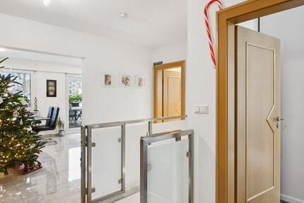 Großzügige 130qm Maisonette-Erdgeschosswohnung mit Garten, Terrasse, Balkon, Garage und Alarmanlage 4 zimmer