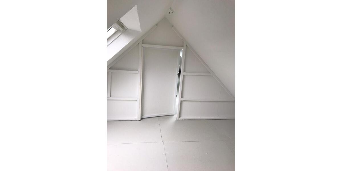 Dachgeschoßwohnung Bochum Höntrop - 4.5 Zimmer, 135 m&sup2;, 945&euro; | Angebot:24740012