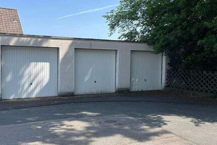 Große Garage mit neuem Garagentor zimmer