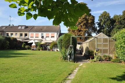 Sonniger Ausblick am Rheindeich: DHH mit großem Grundstück, Wirtschaftsanbau, Garage, Stellplatz