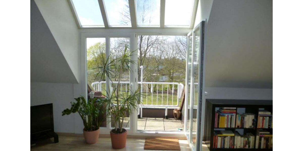 ***Singles aufgepasst*** wunderschöne Dachgeschosswohnung, 2 Balkone, Blick auf den Kanal 1.5 zimmer