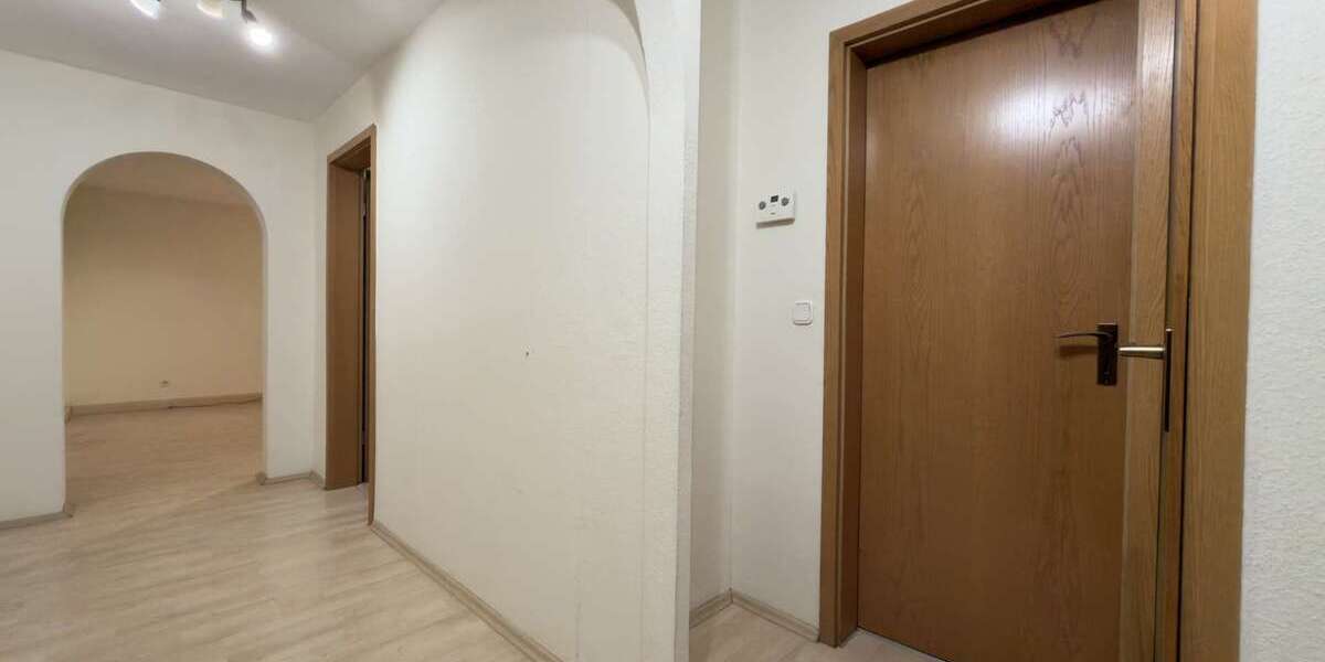 Gepflegte 3,5-Zimmer-Dachgeschosswohnung mit Einbauküche und Garage 3.5 zimmer