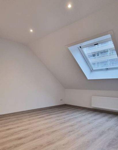 Modernes, helles sowie gemütliches Dachgeschoss mit 2 Zimmern, Küche, Diele, Bad mit Fenster