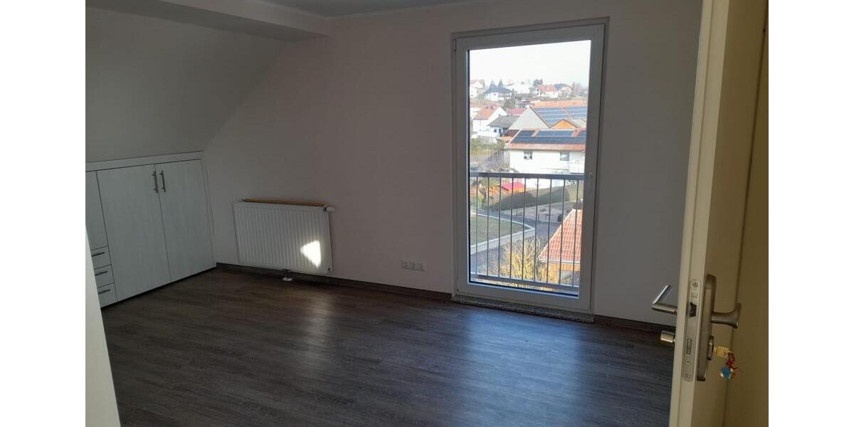 Schöne, helle und renovierte DG Wohnung in Ufhausen 3 zimmer