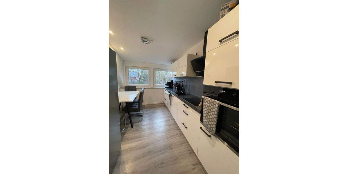 Luxuriöse, kernsanierte Wohnung mit Hauscharakter, Garage, besonderem Gartenanteil & eigenem Eingang 3 zimmer