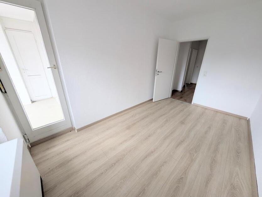 **Einziehen und wohlfühlen! +Balkon + modernes Tageslichtbad +Laminat +Gäste-WC** zimmer