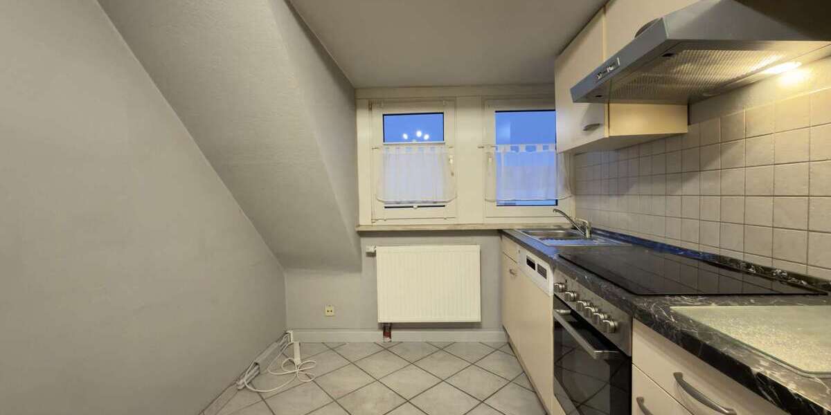Gepflegte 3,5-Zimmer-Dachgeschosswohnung mit Einbauküche und Garage 3.5 zimmer