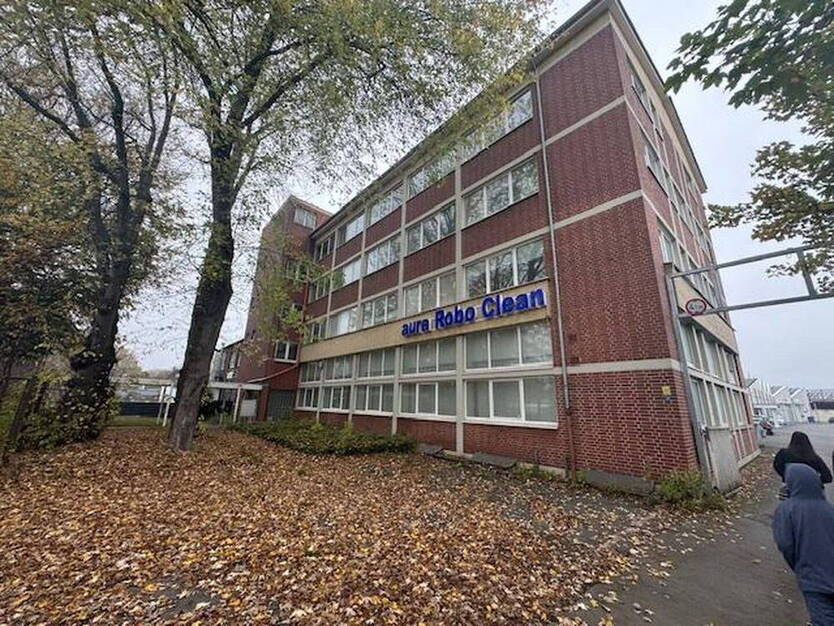 BüroLagerflächen incl. ca 50 Parkplätze in zentraler Lage ca 2100 QM 2.95 € QM