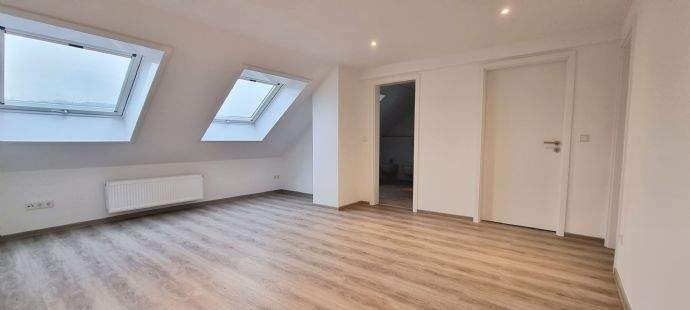 Modernes, helles sowie gemütliches Dachgeschoss mit 2 Zimmern, Küche, Diele, Bad mit Fenster