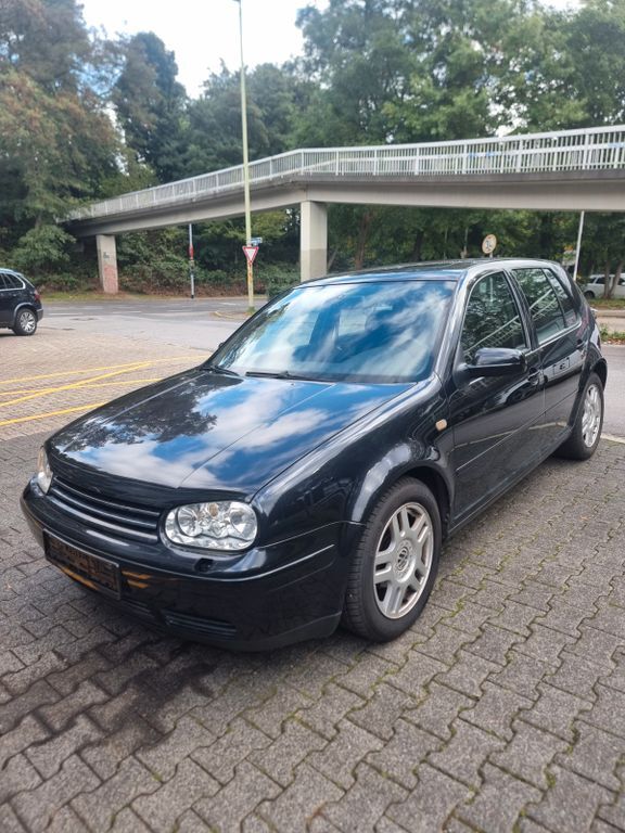 VW Golf 136.277 km 2.300 € Essen 45277