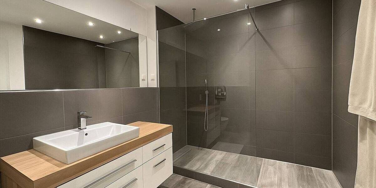 Großzügige 3,5-Zimmer-Dachgeschosswohnung mit Balkon, zwei Bädern und Ausbaupotenzial im Dachboden 3 zimmer