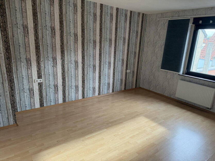 2 große Wohnungen und Geschäftseinheit