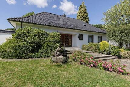 Stilvolle Rarität in versteckter Lage: Einfamilienhaus mit traumhaftem Grundstück und Doppelgarage! 5 zimmer