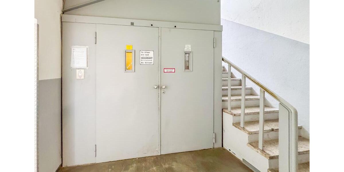 BEHEIZTES LAGER MIT SICHERHEITSDIENST – 390 m² – STELLPLÄTZE – LASTENAUFZUG – BARRIEREFREI – KÜCHE zimmer