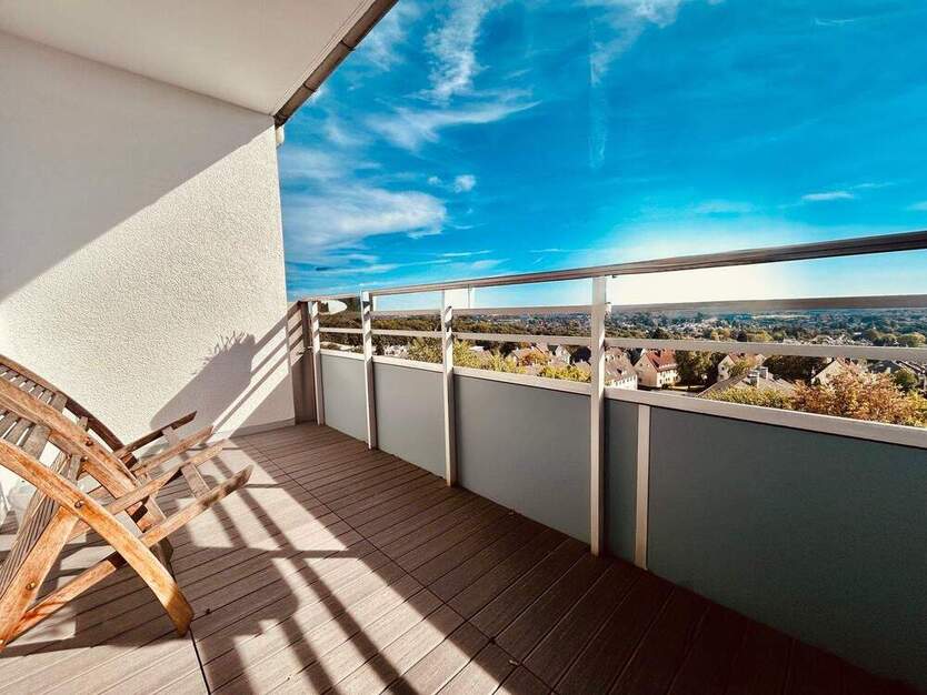 Elegante Etagenwohnung mit Panoramablick, zwei Balkonen und Aufzug! 3 zimmer