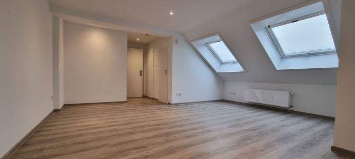 Modernes, helles sowie gemütliches Dachgeschoss mit 2 Zimmern, Küche, Diele, Bad mit Fenster