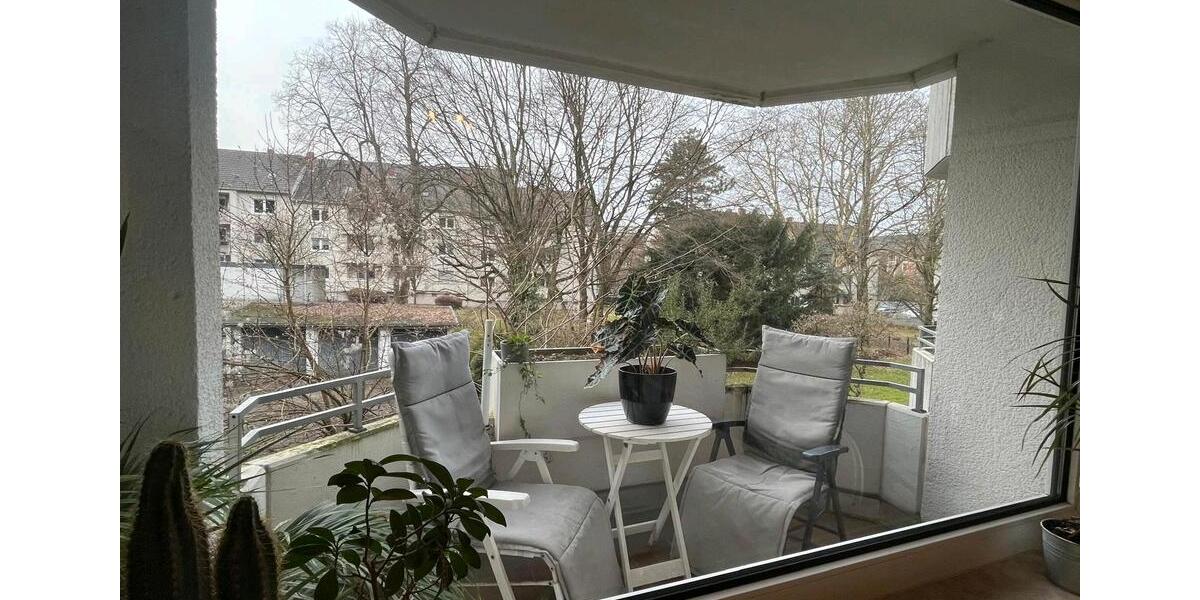 Helle ETW mit Balkon und Tiefgaragenstellplatz in zentraler Lage 2.5 zimmer