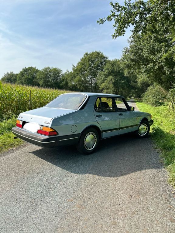 900