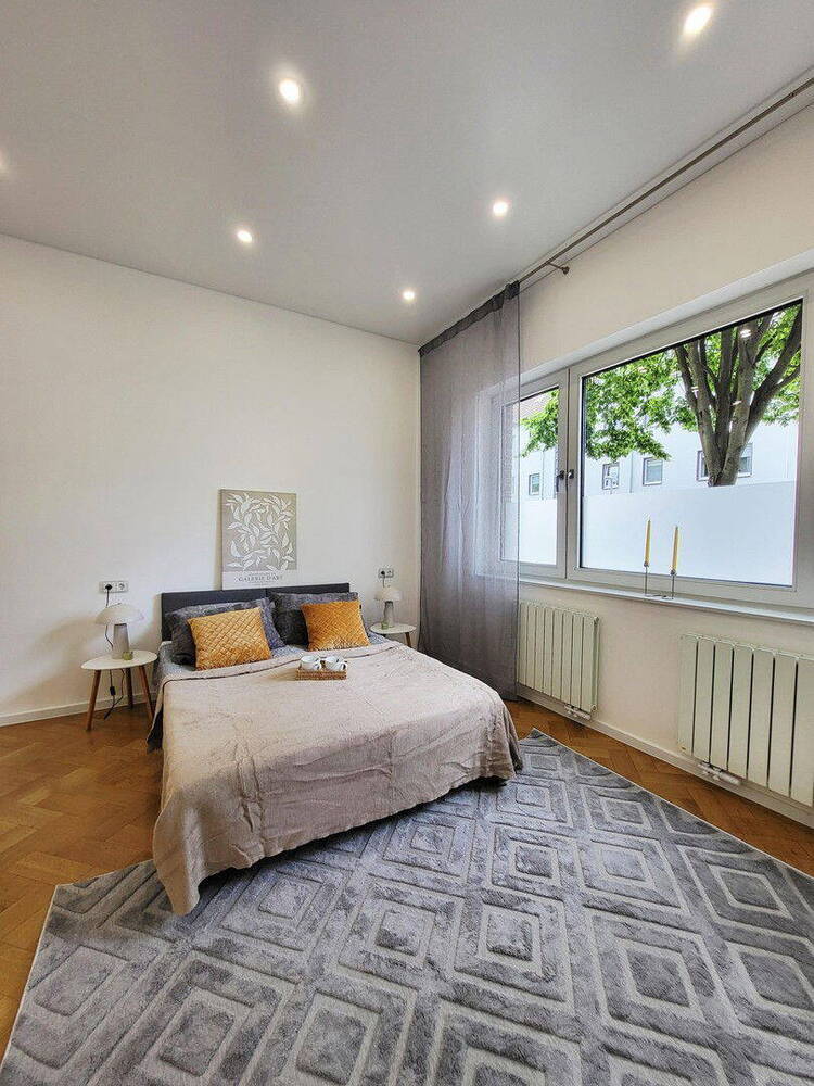 Frisch sanierte teilmöbillierte 4 Zi. Luxus-Wohnung mit eigenem Garten