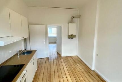 Geräumige Schnuckelige Wohnung mit schönen Dielen, Küche und Balkonen