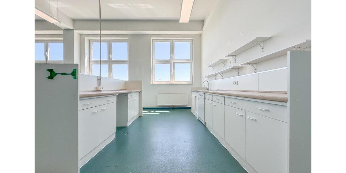 BEHEIZTES LAGER MIT SICHERHEITSDIENST – 390 m² – STELLPLÄTZE – LASTENAUFZUG – BARRIEREFREI – KÜCHE zimmer