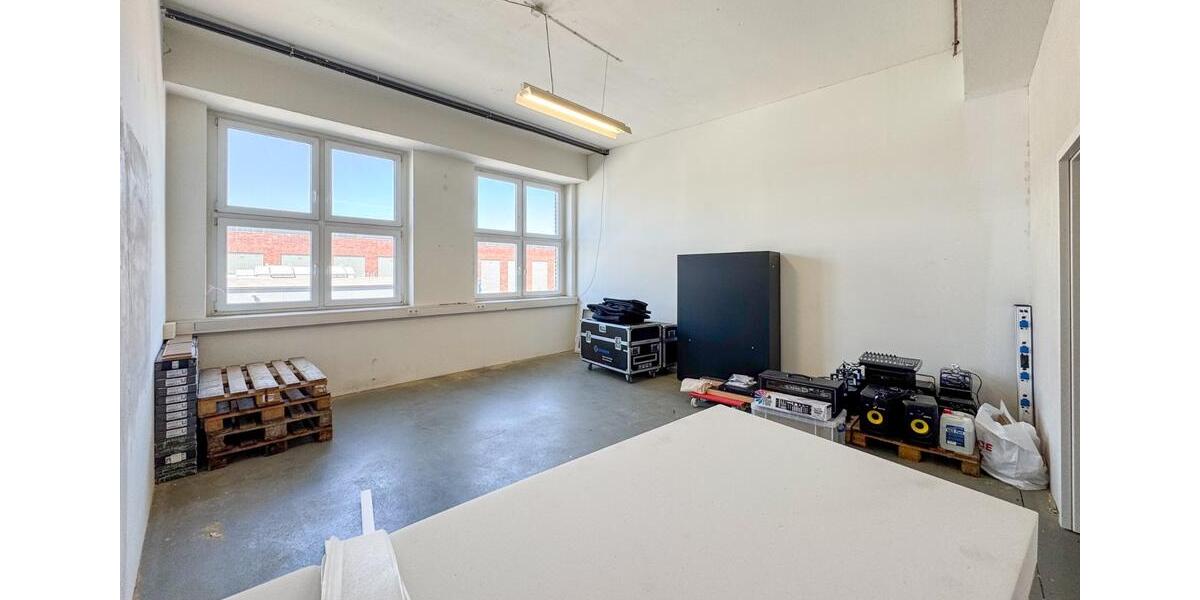 LAGER MIT BÜRO & KÜCHE – 240 m² – ÜBERWACHT – LASTENAUFZUG – STARKSTROM – RENOVIERT zimmer