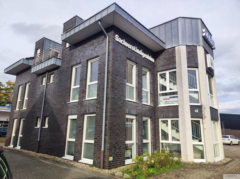 Moderne BüroPraxisräume mit Stellplätze zimmer