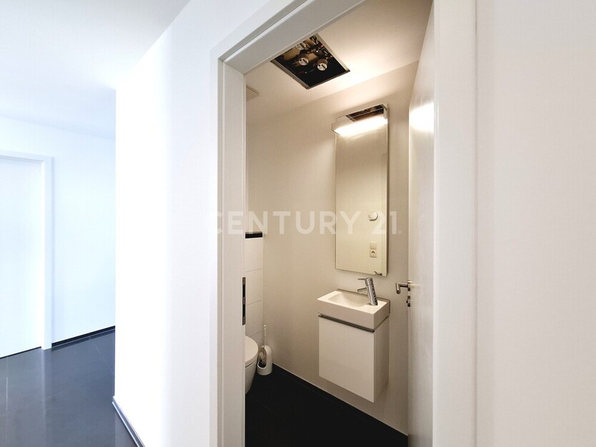 Exklusive, vollständig sanierte Wohnung mit großzügigem Raumgefühl und drei Balkonen 5 zimmer