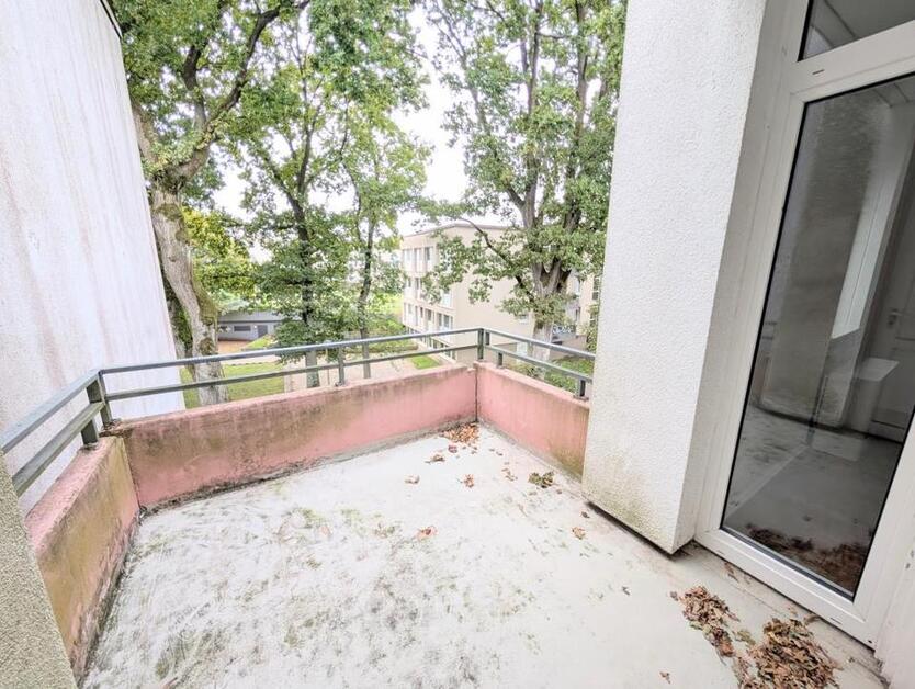 **Was will man mehr? +Balkon +frisch gestrichen +Laminat +modernes Badezimmer** zimmer