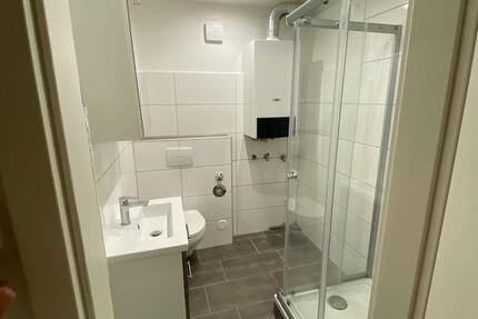 Helle 2-Zimmer-Wohnung mit Balkon und modernem Bad zimmer