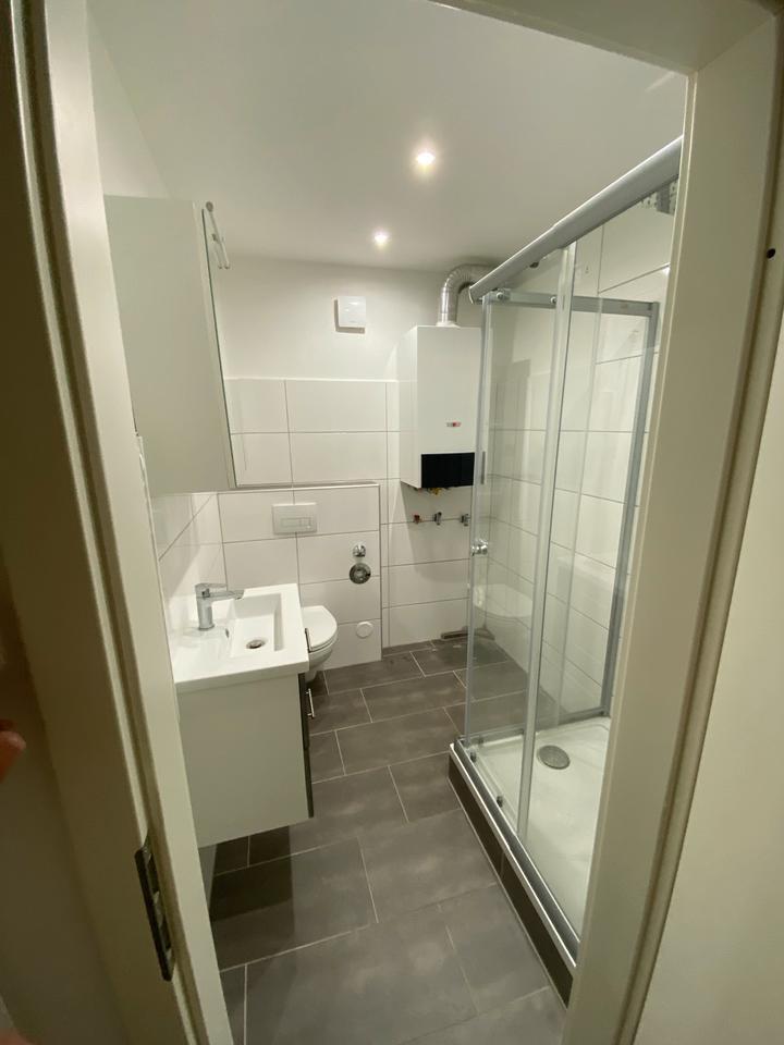 Helle 2-Zimmer-Wohnung mit Balkon und modernem Bad zimmer