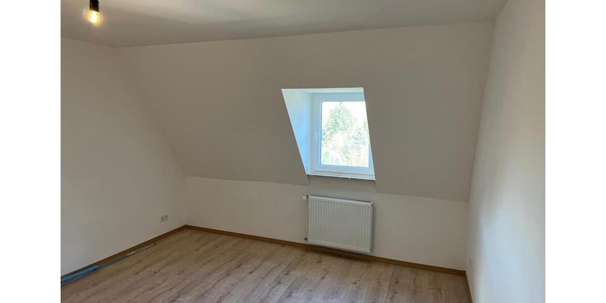 Komplett sanierte DG-Wohnung im Altbau (mit moderner Einbauküche) 3 zimmer