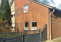 Zweifamilienhaus mit zwei Garagen und großem Grundstück