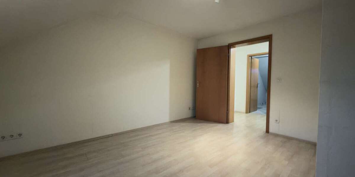 Gepflegte 3,5-Zimmer-Dachgeschosswohnung mit Einbauküche und Garage 3.5 zimmer