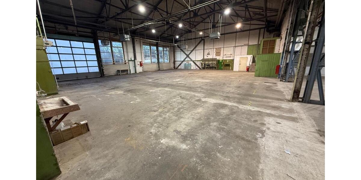 694 m² Lagerhalle mit Büro und Stellplätzen in zentraler Lage zimmer