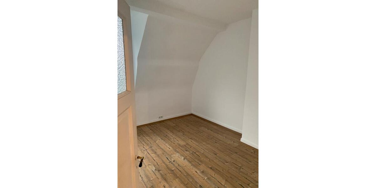 RE-West Altbauwohnung 2 Zi., KDB, DG, 55 qm, saniert, kein Balkon 2.5 zimmer