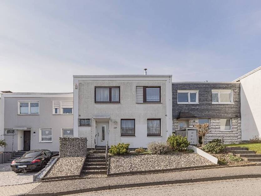 Familientraum am Büttenberg: großzügiges Reihenmittelhaus mit Loggia, Terrasse, Garten und Garage!